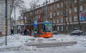 Atvieglojumi braukšanai pilsētas sabiedriskajā transportā paliek atcelti līdz ĀS beigām