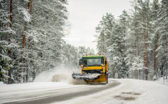 Autovadītāju ievērībai: šorīt daudzviet Latvijā autoceļi sniegoti un apledo, strādā 104 ziemas tehnikas vienības