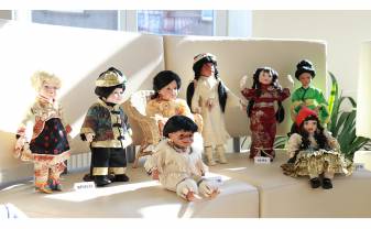 Выставка кукол Светланы Ниловой в библиотеке