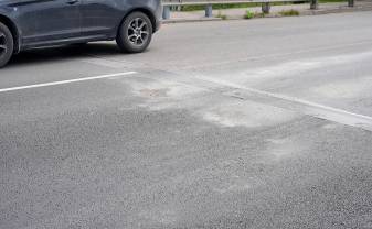 Lokālo asfalta deformāciju uz Vienības tilta varēs novērst pārbūves laikā