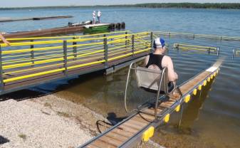 Daugavpilī oficiāli atklāta peldvieta cilvēkiem ar īpašām vajadzībām