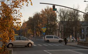 9. novembrī īslaicīgi nedarbosies luksofors Viestura-Raiņa ielu krustojumā