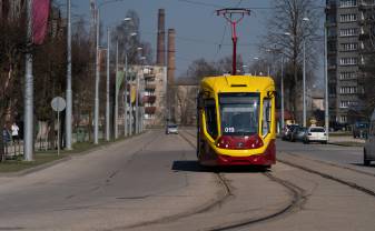 SMILŠU IELAS PĀRBŪVES GAITĀ ATJAUNOS CEĻA SEGUMU UN TRAMVAJA SLIEDES