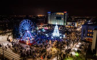 Daugavpilī iemirdzējās galvenā Ziemassvētku egle