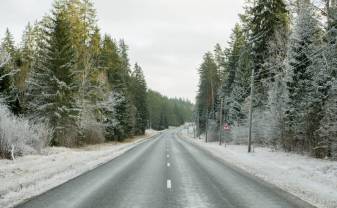 Autovadītāju ievērībai: šorīt vietām Kurzemē un Latgalē autoceļi sniegoti un apledo, strādā 30 ziemas tehnikas vienības