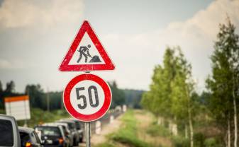 Autobraucēju ievērībai: 23 valsts ceļu posmos notiek remontdarbi; no Grebņevas līdz Kārsavai 4 luksoforu posmi