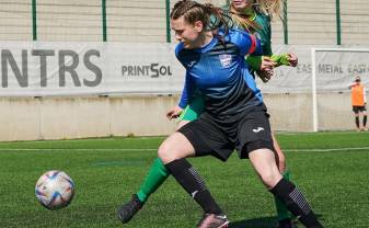 Daugavpils futbola skolas sieviešu komanda savā laukumā pārspēj Rēzeknes BJSS komandu