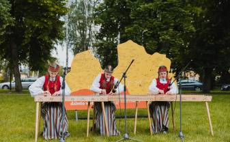 Daugavpils dzimšanas dienā iestāda ''Dziesmusvētkus'' – tradīcijai veltītu jaunu rododendra šķirni