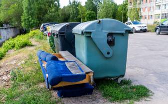 Konteineri daudzdzīvokļu namu pagalmos ir paredzēti tikai sadzīves atkritumiem Konteineri daudzdzīvokļu namu pagalmos ir paredzēti tikai sadzīves atkritumiem