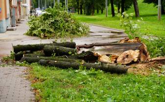 Daugavpils komunālie dienesti likvidē negaisa sekas