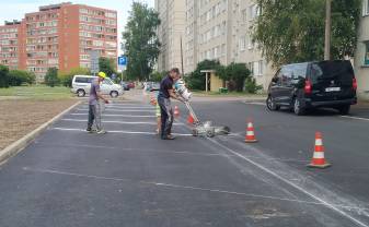 Daugavpils daudzdzīvokļu namu pagalmos ierīko stāvlaukumus Daugavpils daudzdzīvokļu namu pagalmos ierīko stāvlaukumus