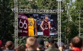 Lielais basketbols uz lielā ekrāna Vienības laukumā