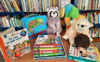 Bibliotēkā ''Zīlīte'' notiek rotaļnodarbības ģimenēm ar bērniem