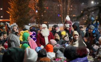 Trešdien Ziemassvētku eglītes iedegsies Ķīmijā un Dzelzceļniekā Trešdien Ziemassvētku eglītes iedegsies Ķīmijā un Dzelzceļniekā
