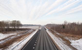Autovadītāju ievērībai: šorīt daudzviet Latvijā autoceļi apledo, strādā 143 ziemas tehnikas vienības
