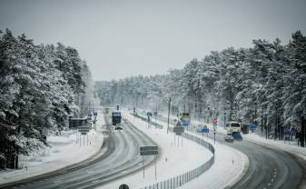 Autovadītāju ievērībai: šorīt lielākajā daļā Latvijas teritorijas autoceļi sniegoti un apledo