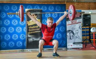 V.PETROVA KAUSS SVARCELŠANĀ PULCĒS LABĀKOS BALTIJAS VALSTU SPORTISTUS