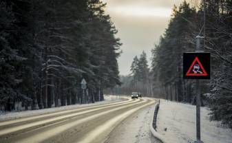 Autovadītāju ievērībai: šorīt daudzviet Vidzemē, Latgalē un vietām Liepājas apkārtnē autoceļi sniegoti un apledo