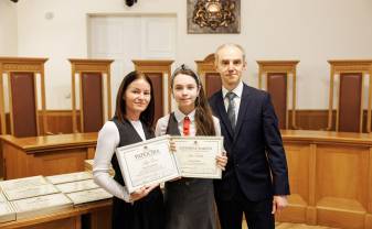 Daugavpils Zinātņu vidusskolas skolniece Jana Orlovska saņem Satversmes tiesas balvu