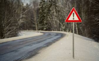 Autovadītāju ievērībai: šorīt Latgalē un daudzviet Vidzemē, Kurzemē, Zemgalē autoceļi apledo