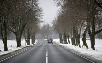 Autovadītāju ievērībai: lielākajā daļā Latvijas teritorijas autoceļi apledo