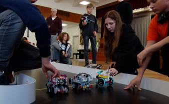 Jaunie inženieri mērojās spēkiem čempionātā “Robotika Daugavpils 2024”
