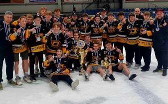 DAUGAVPILS U17 HOKEJISTI IZCĪNA ČEMPIONU TITULU KARPATU JUNIORU HOKEJA LĪGĀ