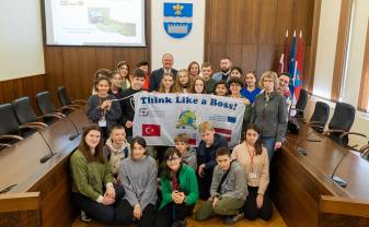 Skolēniem no Polijas un Turcijas pastāstīja par “zaļo” Daugavpili
