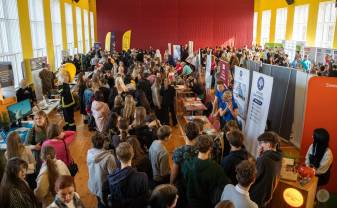 Vairāk nekā tūkstoš skolēnu apmeklēja izglītības izstādi Daugavpilī