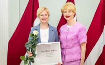 Daugavpils Izglītības pārvaldes vadītajai M. Isupovai pasniegts Ministru kabineta Atzinības raksts