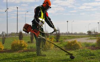 Daugavpils parkos un skvēros sākusies zāles pļaušana