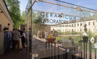 “Keramikas laboratorijā” darbu sākuši 15 Latvijas un ārvalstu mākslinieki “Keramikas laboratorijā” darbu sākuši 15 Latvijas un ārvalstu mākslinieki