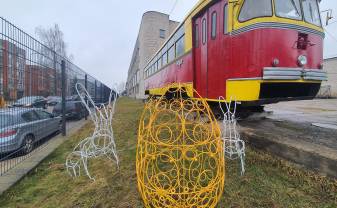 SIA “Daugavpils satiksme” teritorijā izvietots īpašs pavasarīgs rotājums