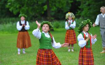 XIII LATVIJAS SKOLU JAUNATNES DZIESMU UN DEJU SVĒTKU DALĪBNIEKI SAVĪSIES KOPĪGĀ AKTIVITĀTĒ “SAVĪŠANĀS CEĻŠ”