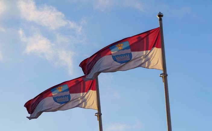 Pašvaldība aicina pilsētas svētkos pie mājām izkārt Daugavpils karogus