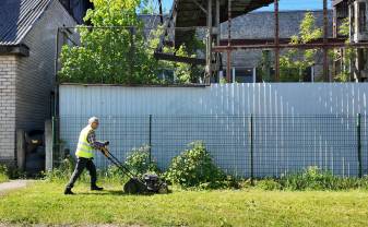 Daugavpilī notiek grants ceļu apmaļu pļaušana