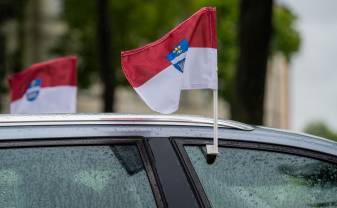 Daugavpilieši atsaucas iniciatīvai – izdalīti 1500 pilsētas karogi automašīnām