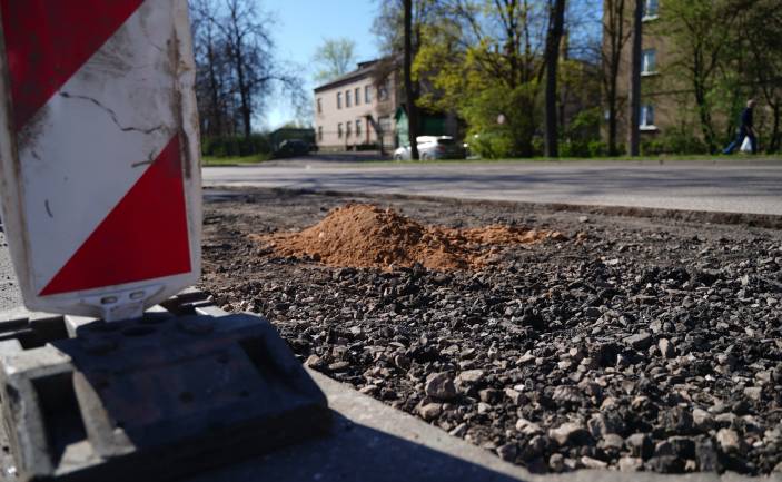 Maijā Daugavpils ielās notiek bedrīšu remonts