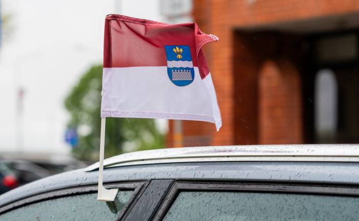 Svinēsim kopā: Pilsētas svētkos pašvaldība aicina rotāt auto ar Daugavpils karogiem