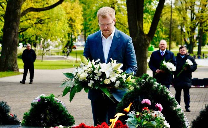 Pašvaldības vadība apmeklēja Otrā pasaules kara upuru apbedījumu un piemiņas vietas