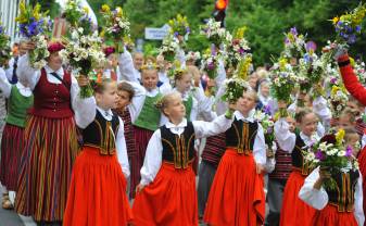 XIII LATVIJAS SKOLU JAUNATNES DZIESMU UN DEJU SVĒTKOS PIEDALĪSIES VAIRĀK NEKĀ 37500 DALĪBNIEKU