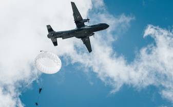 Sabiedrotie demonstrēs spēju ātri reaģēt Baltijā un Tālajos Ziemeļos mācībās “Swift Response 2025”