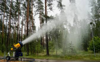 Daugavpilī uzsākta mākslīgā sniega veidošanas sistēmas testēšana Stropu meža slēpošanas trasē