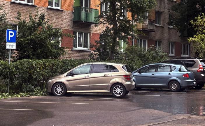 Par automašīnu stāvēšanas atļauju izniegšanas kārtību lemj dzīvokļu īpašnieki