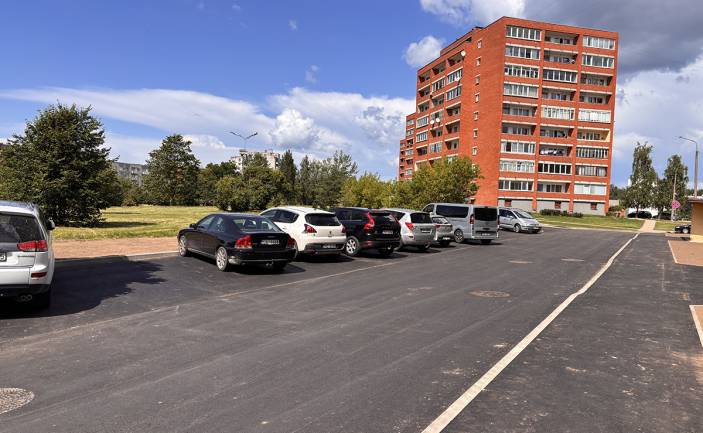 Šogad 23 daudzdzīvokļu māju pagalmos plānots izbūvēt autostāvvietas