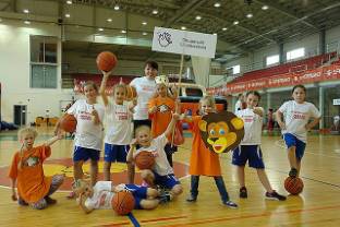 Daugavpils 12.vidusskolas pirmklasnieku pirmie soļi basketbolā