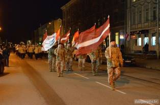 Lāčplēša dienā lāpu gājienā piedalījās gandrīz 2000 cilvēki