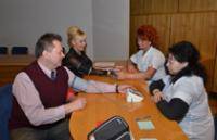 Daugavpils iedzīvotājiem mērīja asinsspiedienu un konsultēja par sirds veselības riskiem