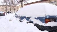 Автосугробы мешают очистке городских улиц от снега (ВИДЕО)