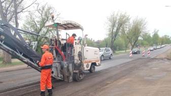 С началом сезона в Даугавпилсе возобновился ремонт дорог (ВИДЕО)